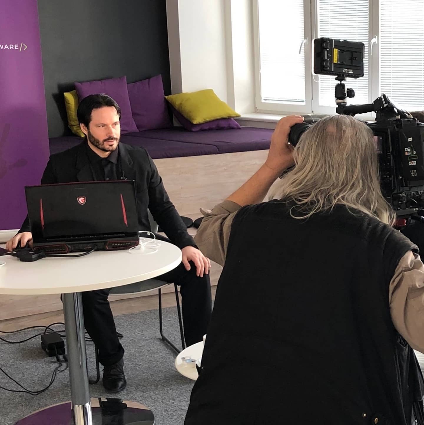 Natáčení s TV Nova pro pořad Střepiny. Použil jsem AI pro generování 2 reportáží…