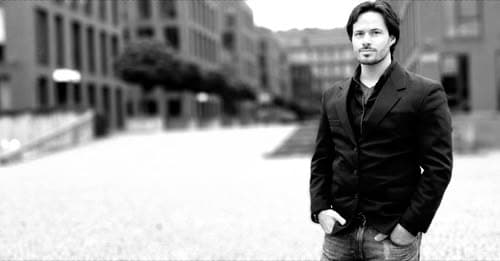 Přečtěte si článek na www.flowee.cz o tom, jak oživit dávné filozofy a jak se dá AI využít a vyhnout zneužití.