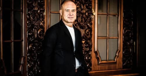 Unternehmen, die von künstlicher Intelligenz angetrieben werden. Boleslav Buzek Premier X automatisiert Unternehmensprozesse