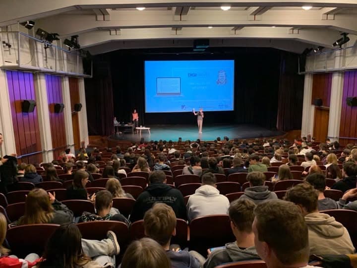 Und noch ein Bild, wie Alena Reslová über DigiHavl vor fast 400 Köpfen spricht...