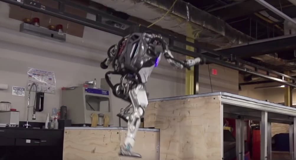 Humanoidní robot Atlas od Boston Dynamics už zvládá parkour, jen tak před ním neutečete