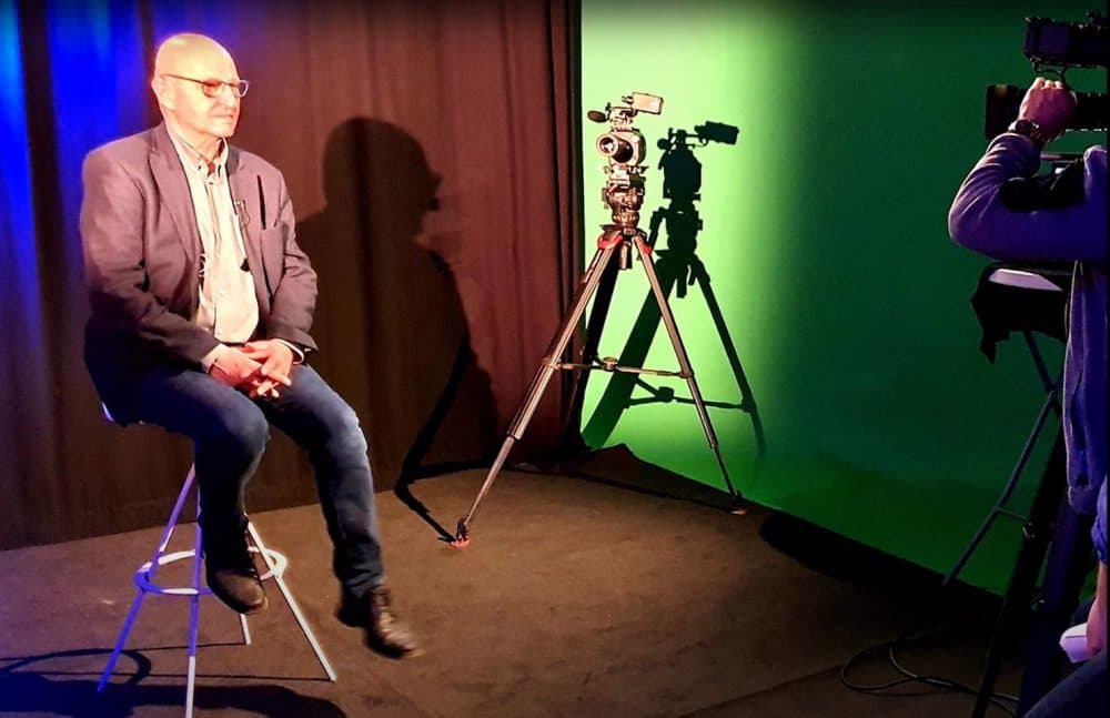 Mikropovídky AI ve stylu spisovatele science fiction Ondřeje Neffa na Nově