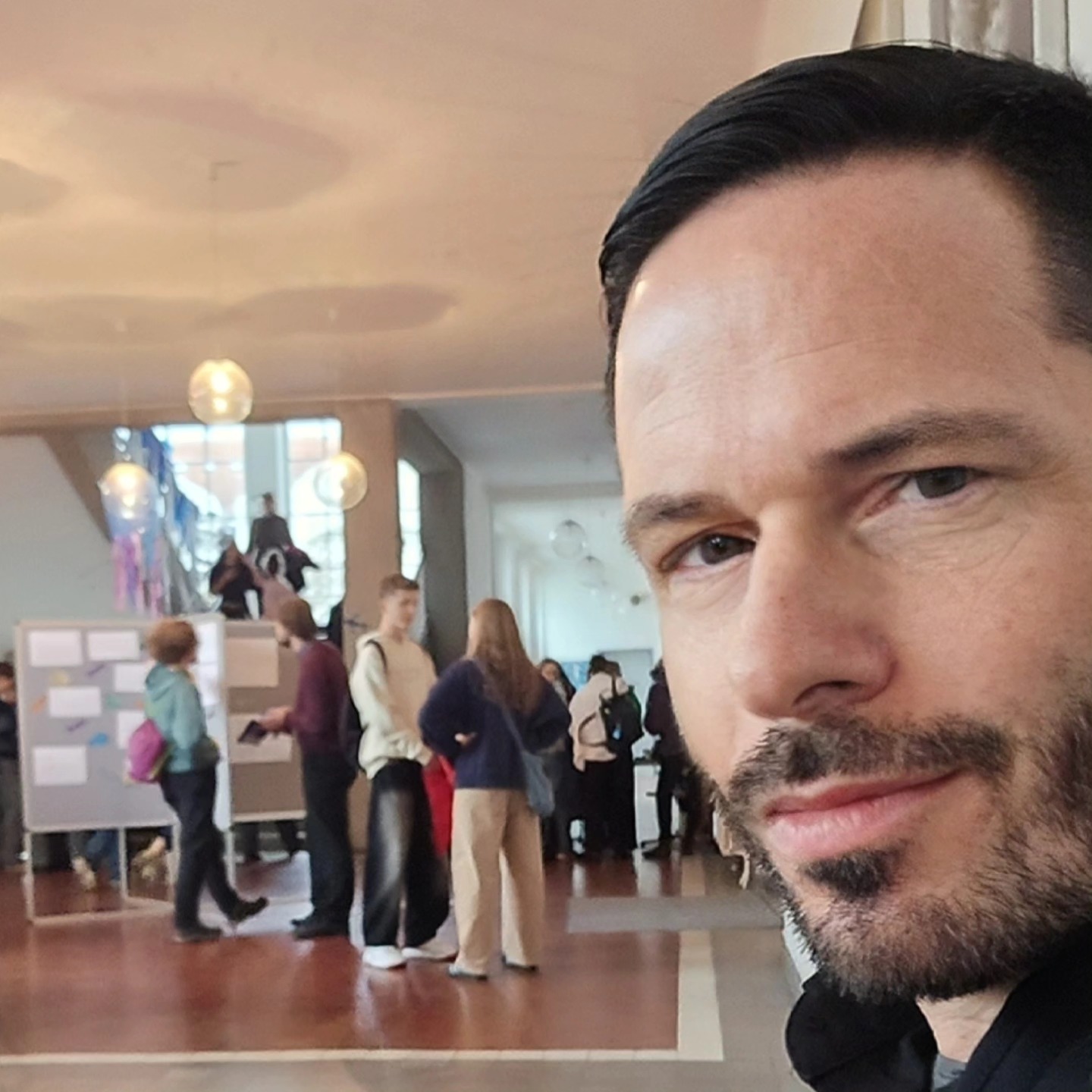 Dnes jsem měl tu čest vystoupit na Symposionu 2025 „Proudy“ pořádaném Gymnáziem …