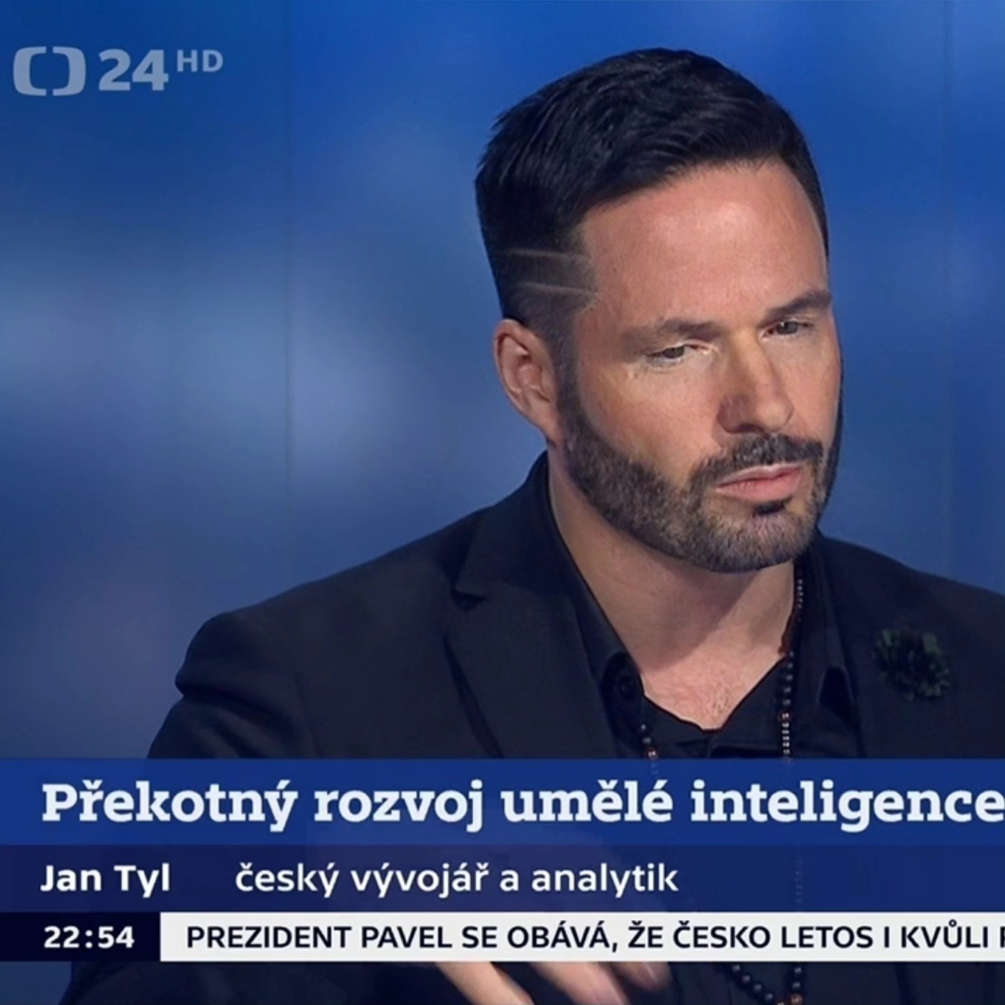 🎙️ Dnes jsme byli s Leošem Kyšou živě v Událostech & komentářích a mluvili o tématu, které teď hýbe světem: