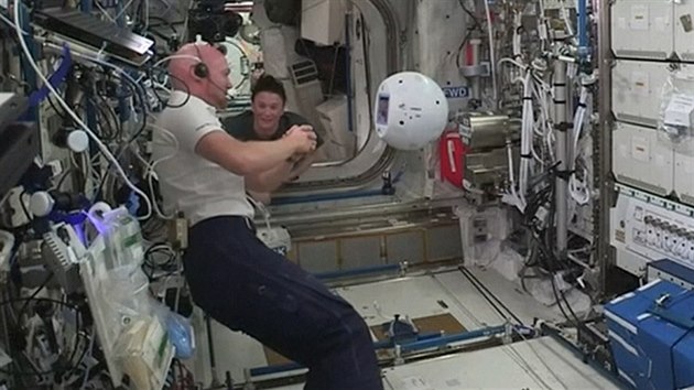 Astronaut Chats with a 'Smart Robot' on the ISS and No One is Excited
