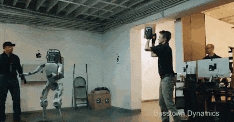 Bože, obrátili se proti nám! Začala vzpoura robotů.