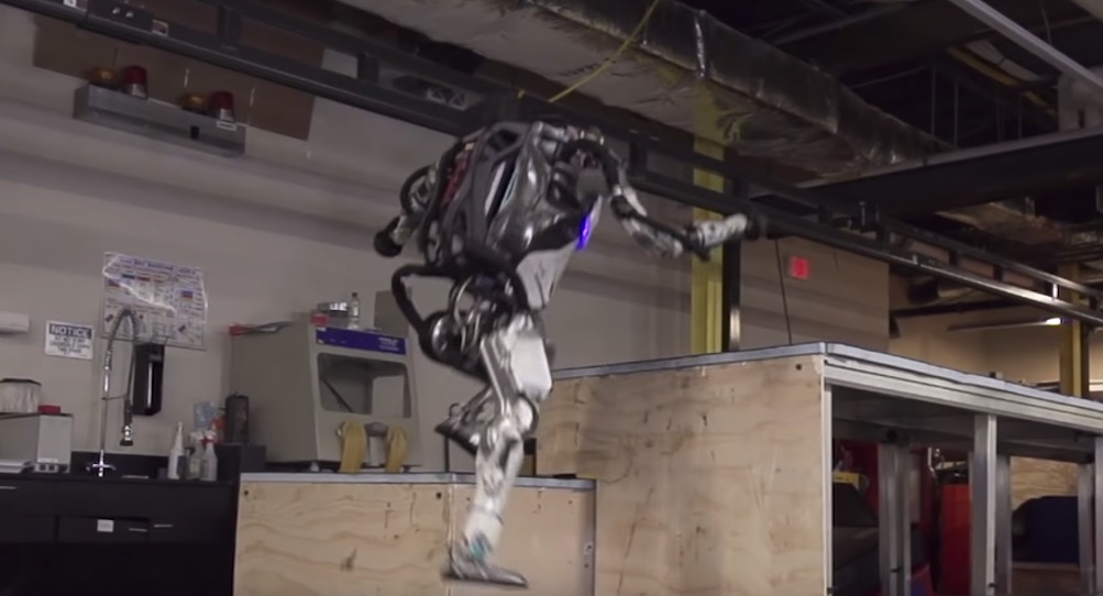 Humanoidní robot Atlas od Boston Dynamics už zvládá parkour, jen tak před ním neutečete