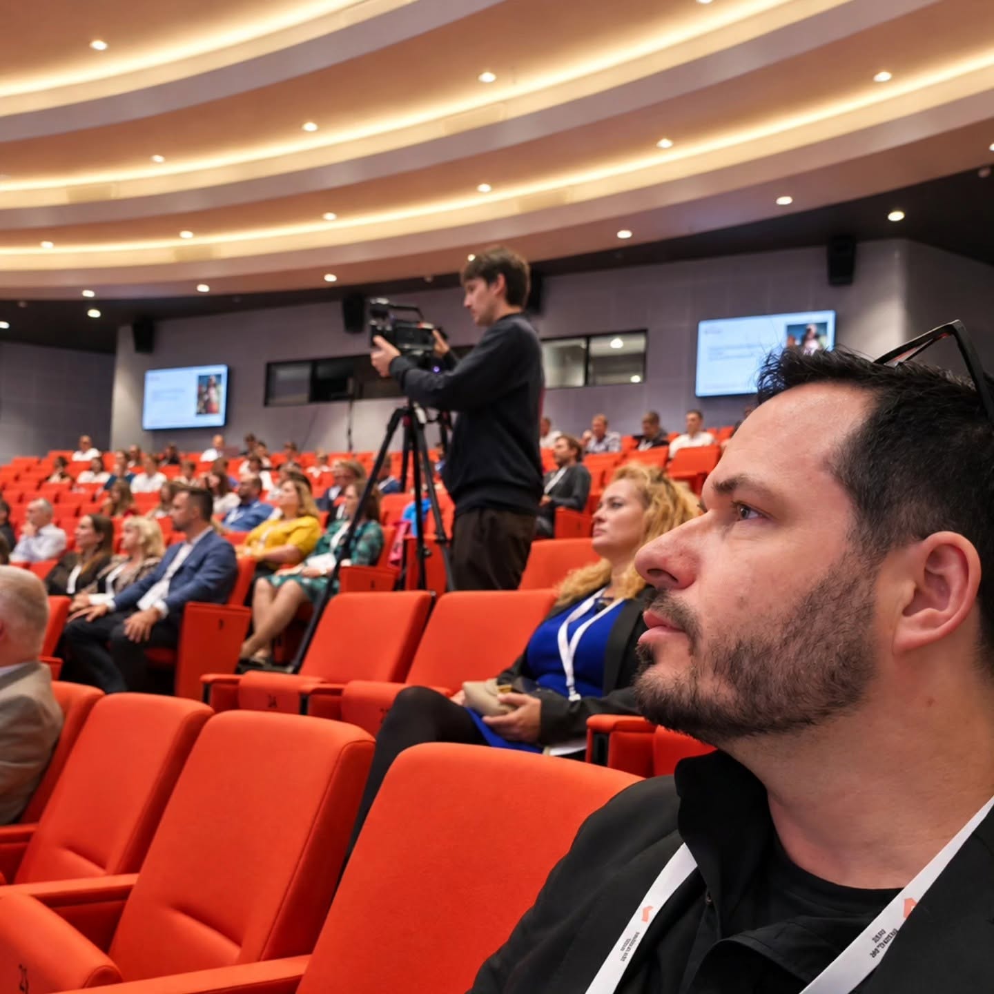 Pohled do sálu konference ve Zlíně, v popředí selfie Jana Tyla