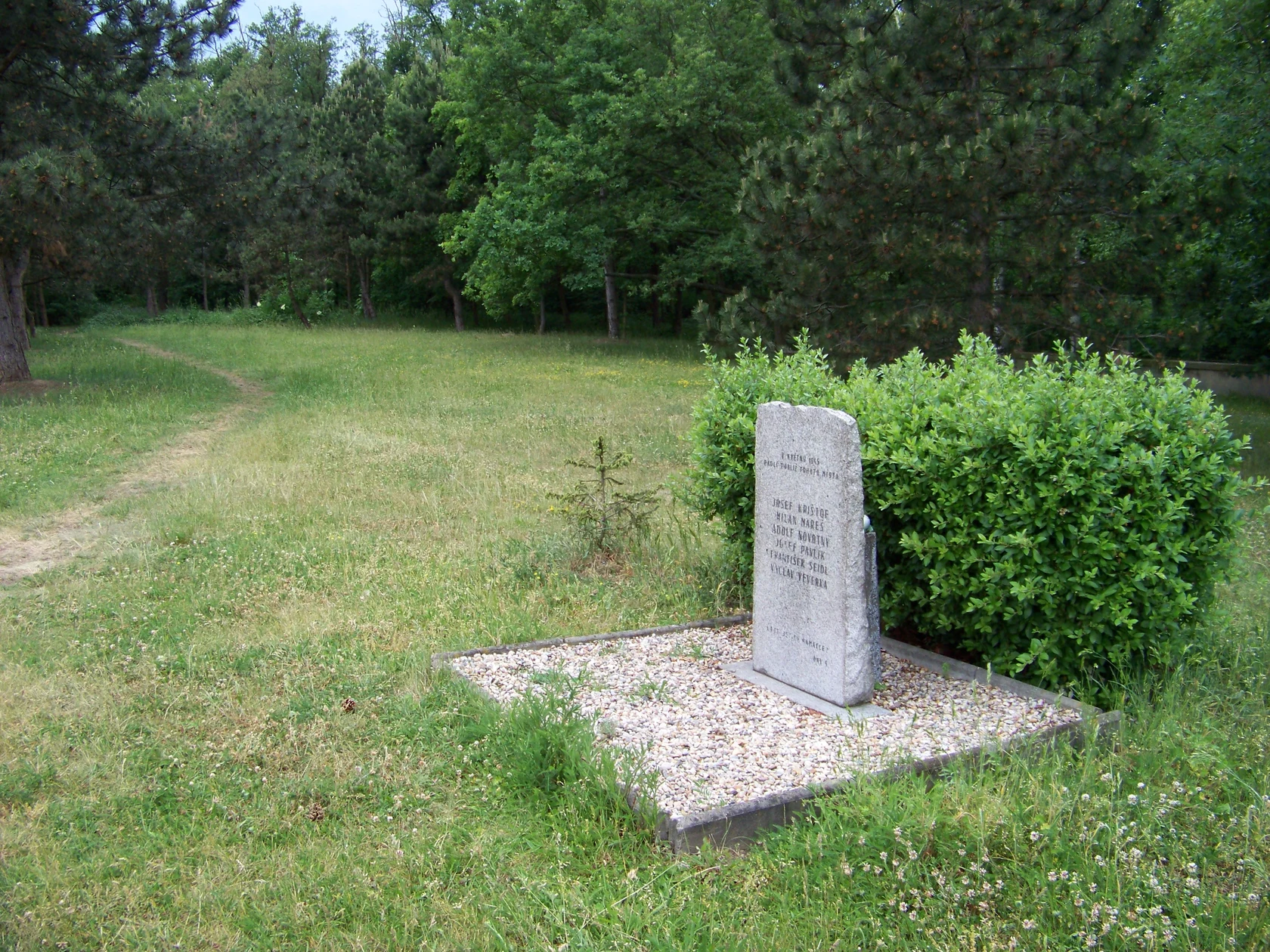 Pomník obětem května 1945 u Sulické s vytesanými jmény
